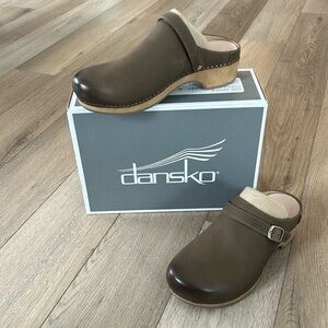 NWT Dansko Clogs (SZ 39)
